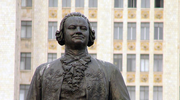 На памятник Ломоносову в Москве экоактивисты надели мусорное ведро — Daily Storm