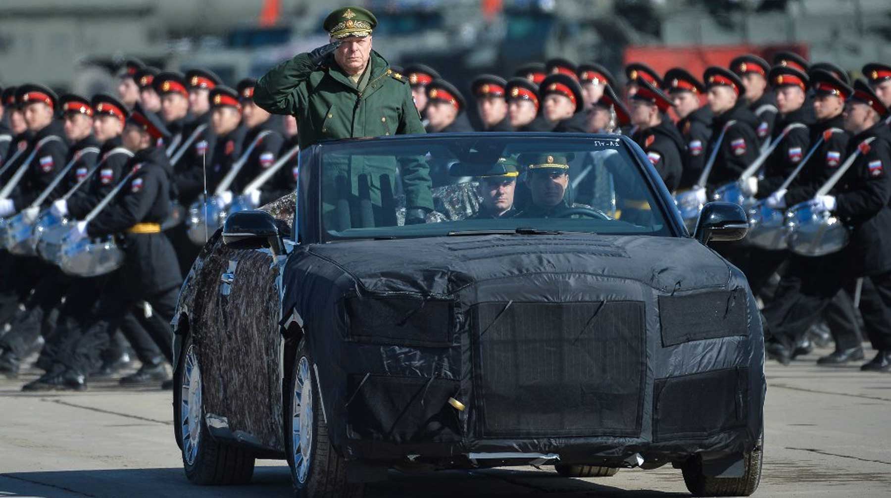 Автомобиль получил специальный режим для движения по брусчатке Красной площади и оборудован мягкой складной крышей Фото: © GLOBAL LOOK press / MOD Russia