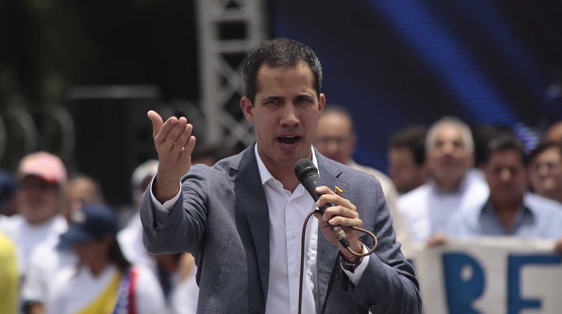 Около 70 вооруженных людей во главе с лидером оппозиции Хуаном Гуайдо попытались захватить авиабазу в Каракасе Хуан Гуайдо