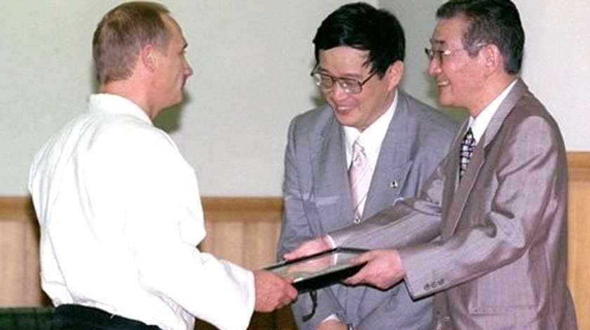 Владимир Путин получает диплом свидетельствующий о классификации шестого дана во дворце спортивных единоборств «Кодокан».