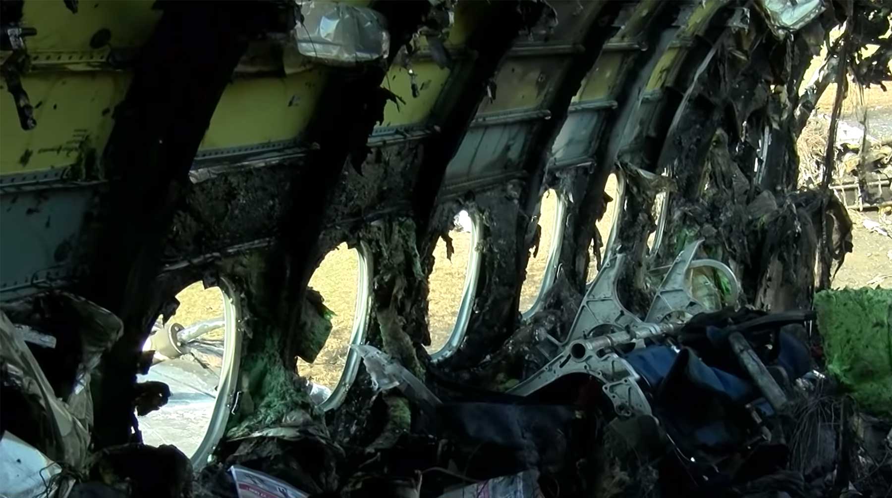 На видео можно увидеть, что самолет почти полностью уничтожен Скриншот: © youtube.com / Следственный комитет Российской Федерации