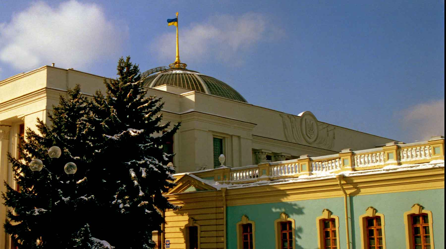 Получивших российский паспорт жителей Донбасса нужно лишить гражданства, заявили в парламенте Верховная Рада