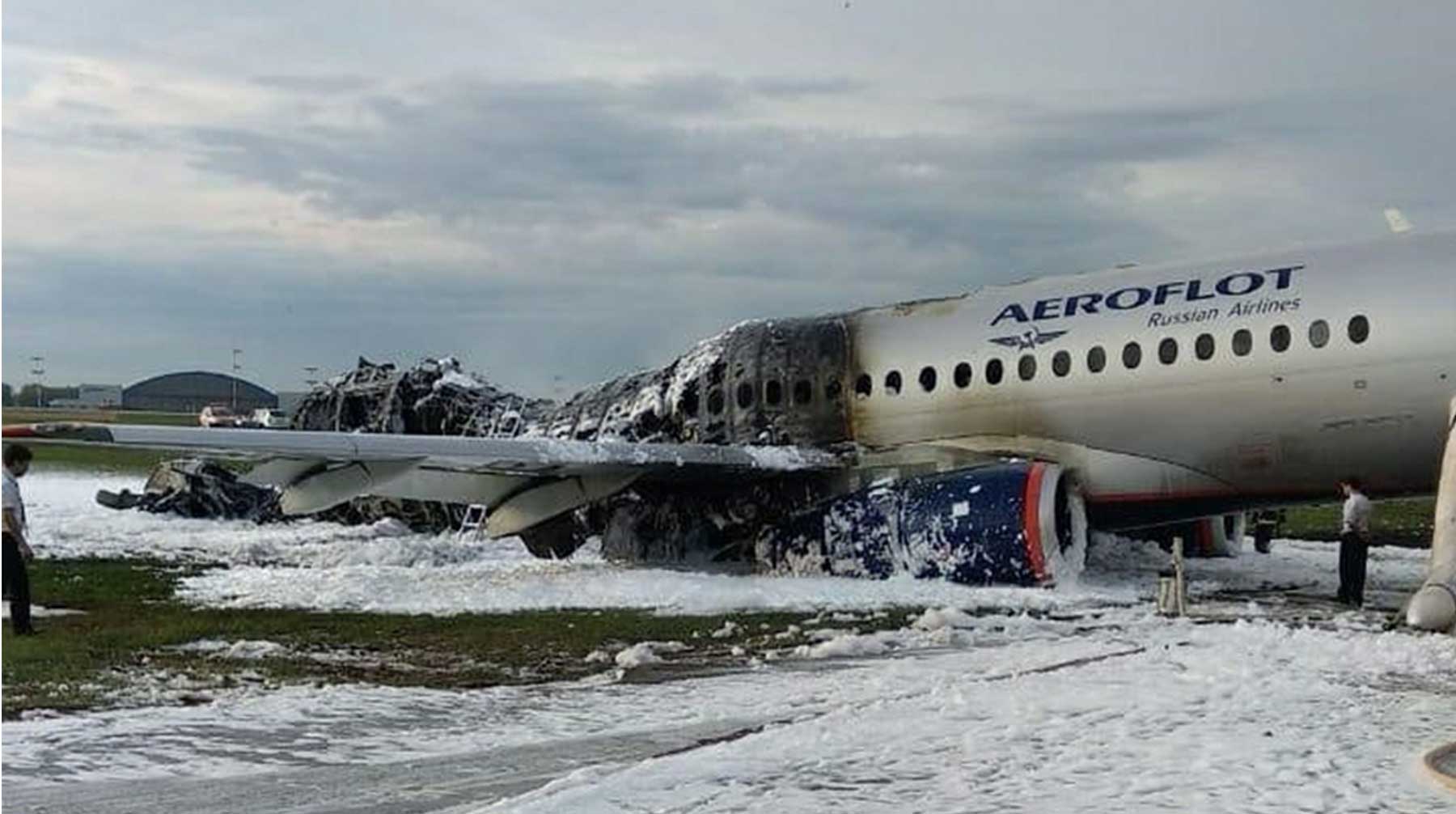 Пилоты не выключили двигатели после приземления и открыли окно в кабине, что могло усилить пожар на борту судна, выяснили в СКР Фото: © GLOBAL LOOK press / City News Moskva