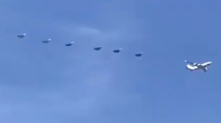 Борт №1 и шесть Су-57: лайнер президента России сопроводила группа новейших истребителей — Daily Storm