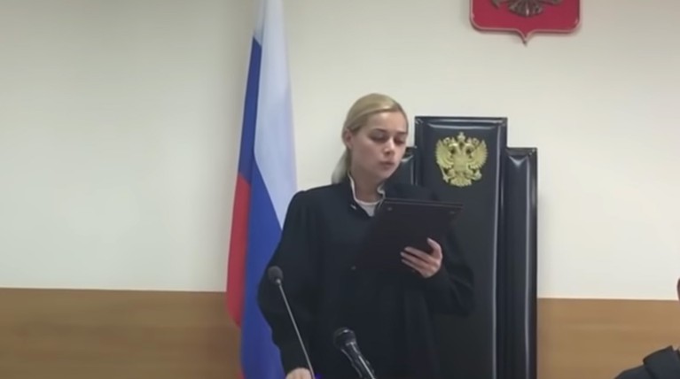 Znak: Судью по делу «Нового величия» вынудили уволиться из-за фото топлес — Daily Storm