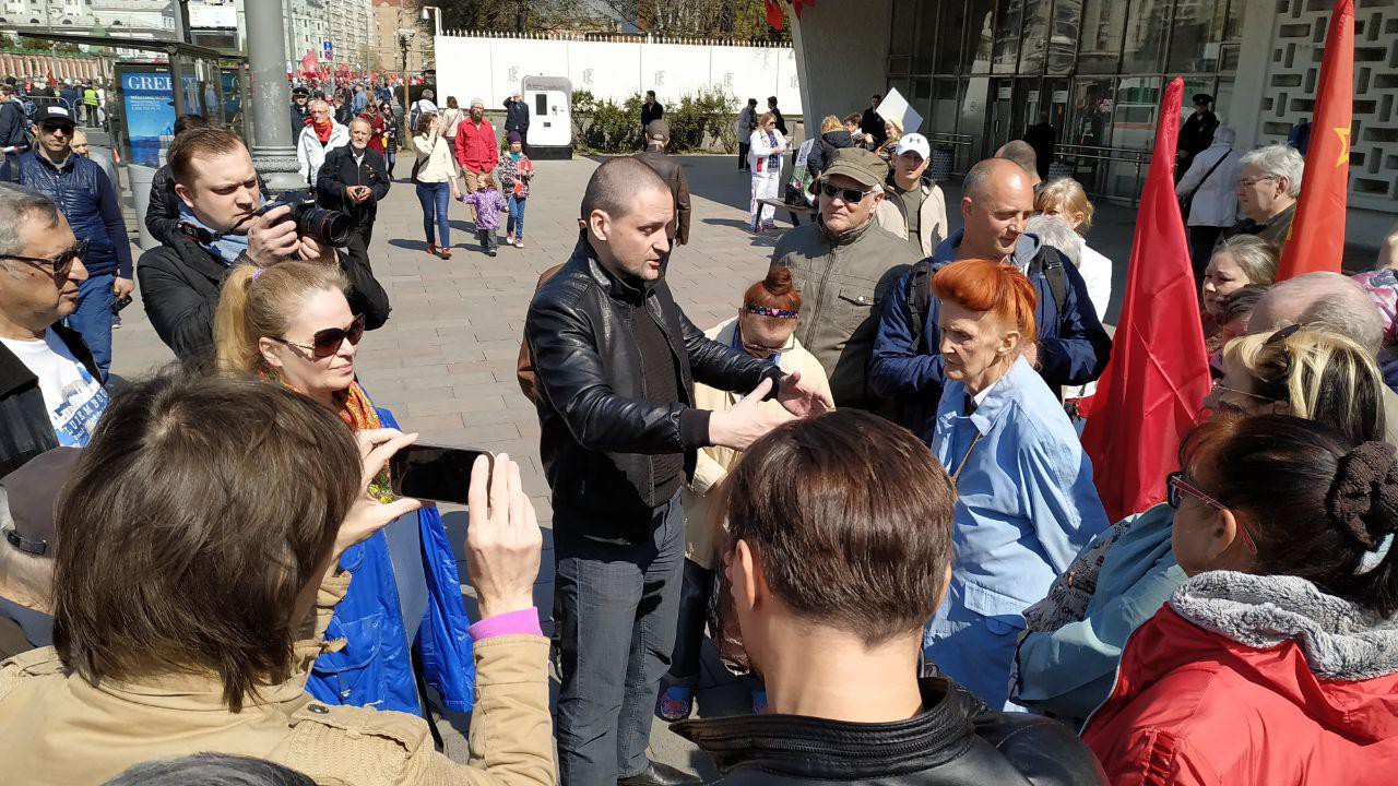 Сергей Удальцов возле метро «Октябрьская» за несколько десятков метров от входа на первомайскую демонстрацию КПРФ