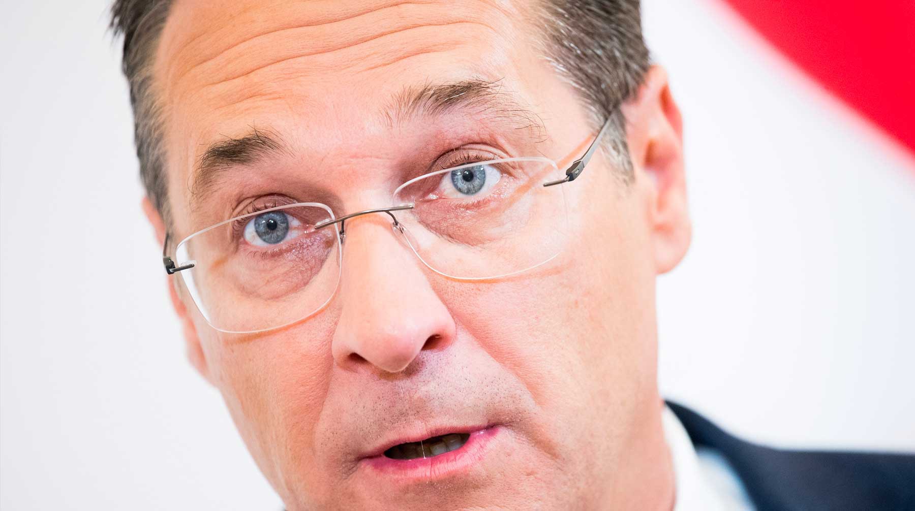 Dailystorm - Вице-канцлер Австрии ушел в отставку из-за скандала с россиянкой
