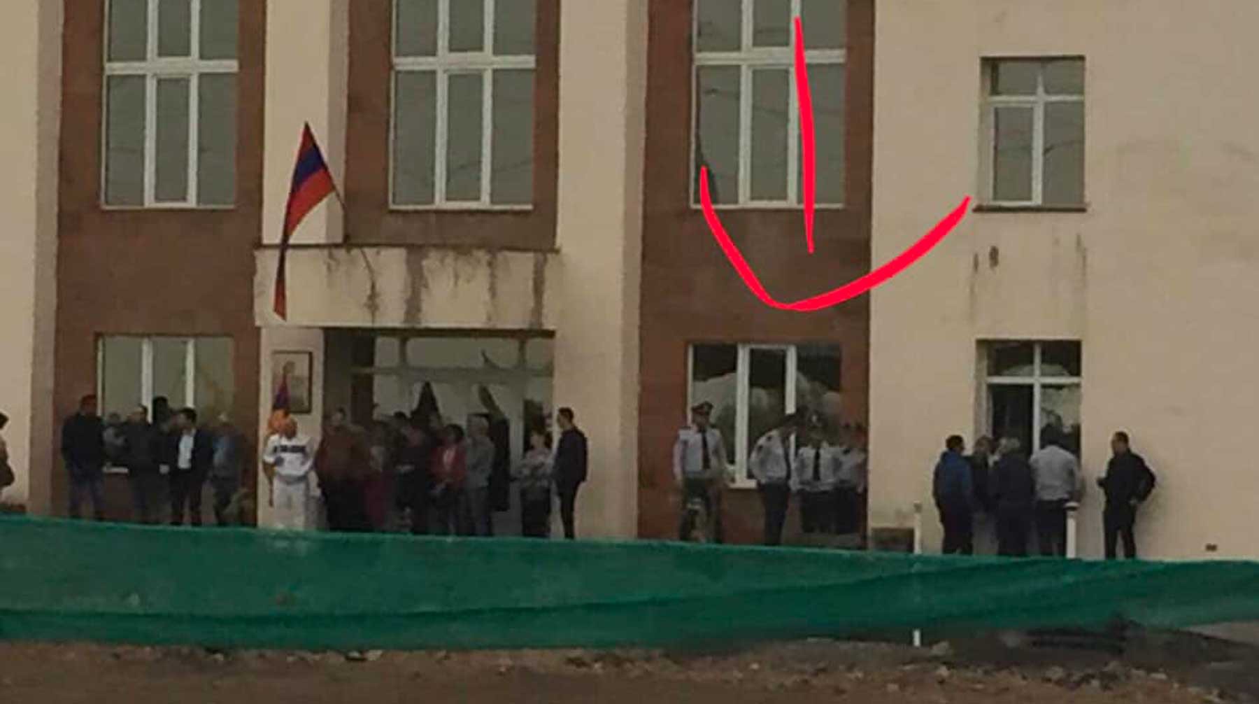 Dailystorm - Сторонники Пашиняна заблокировали здания судов в Армении