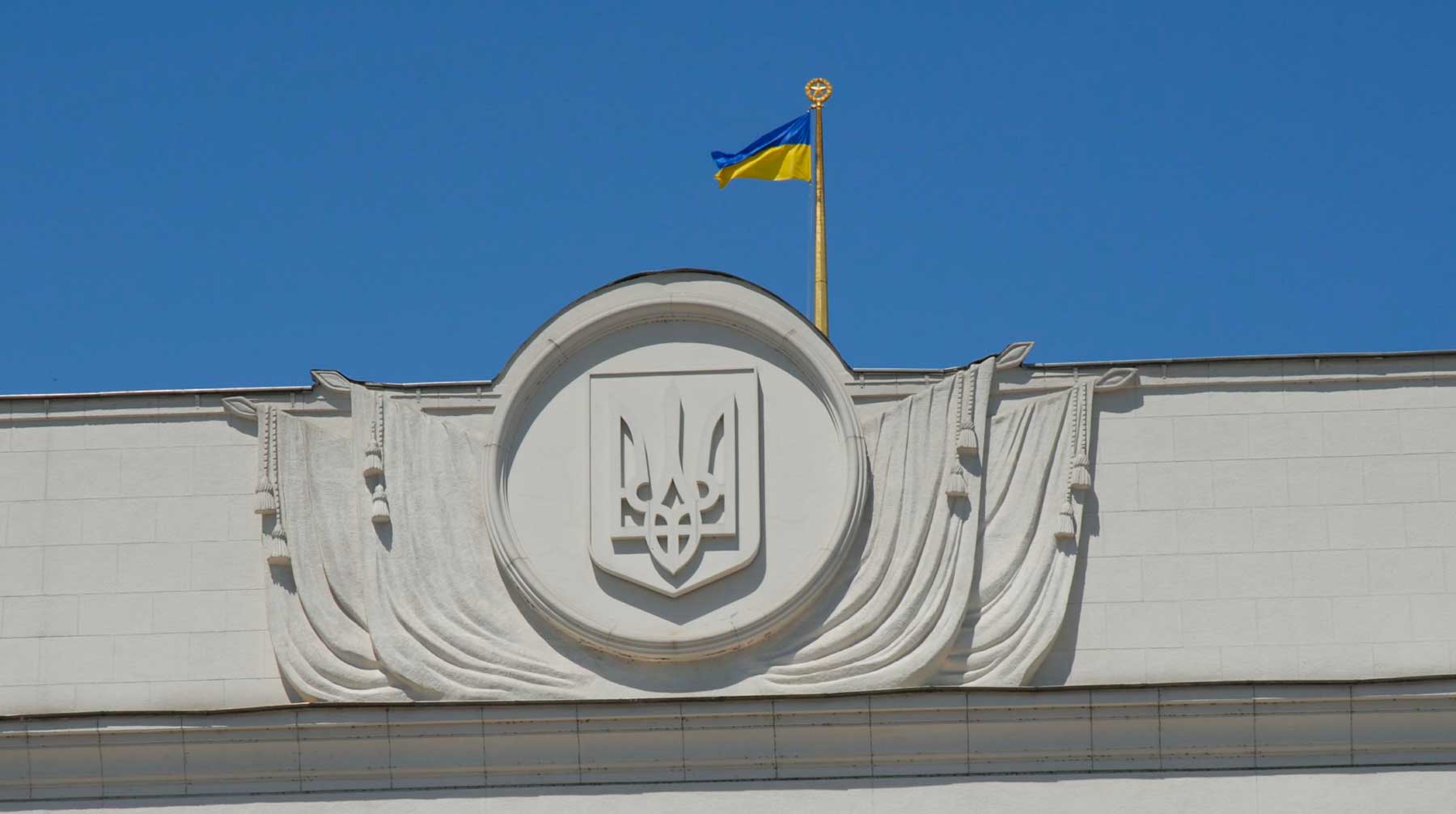 Предположительно, новых депутатов украинцы будут выбирать в конце июля Здание Верховной Рады