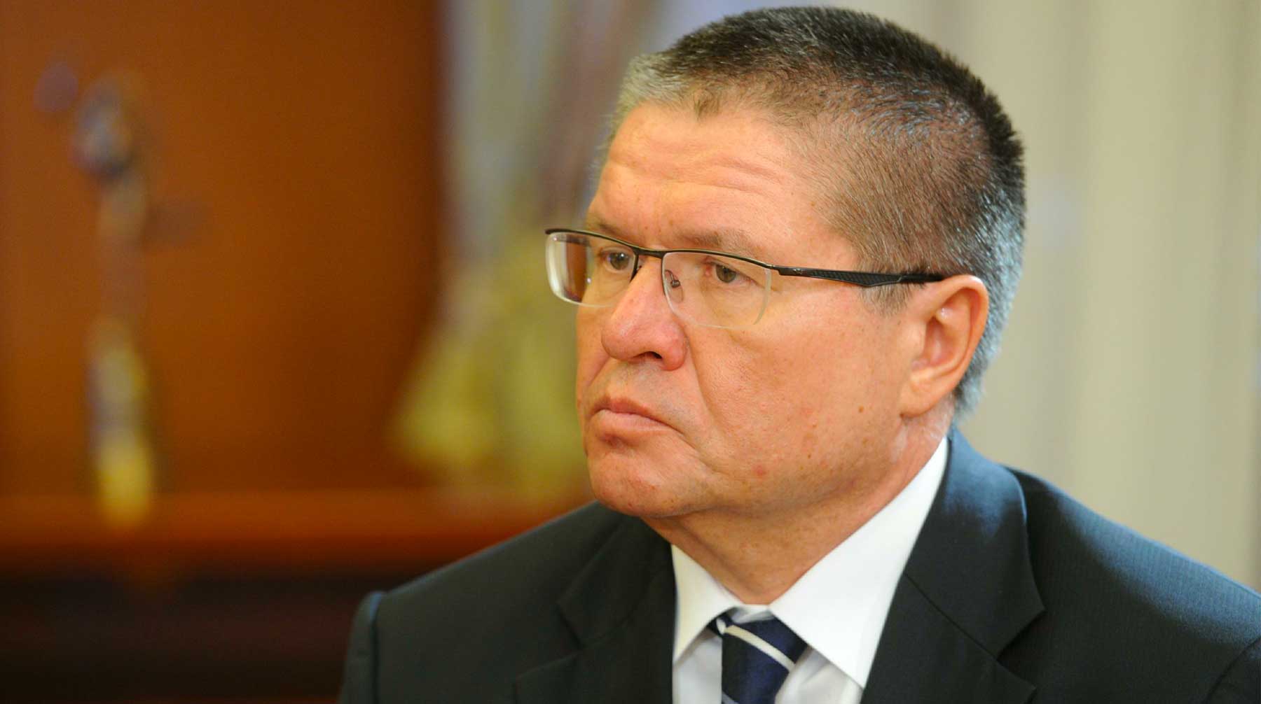 По словам окружения, бывший глава Минэкономразвития ведет литературный кружок и не жалуется на условия Алексей Улюкаев