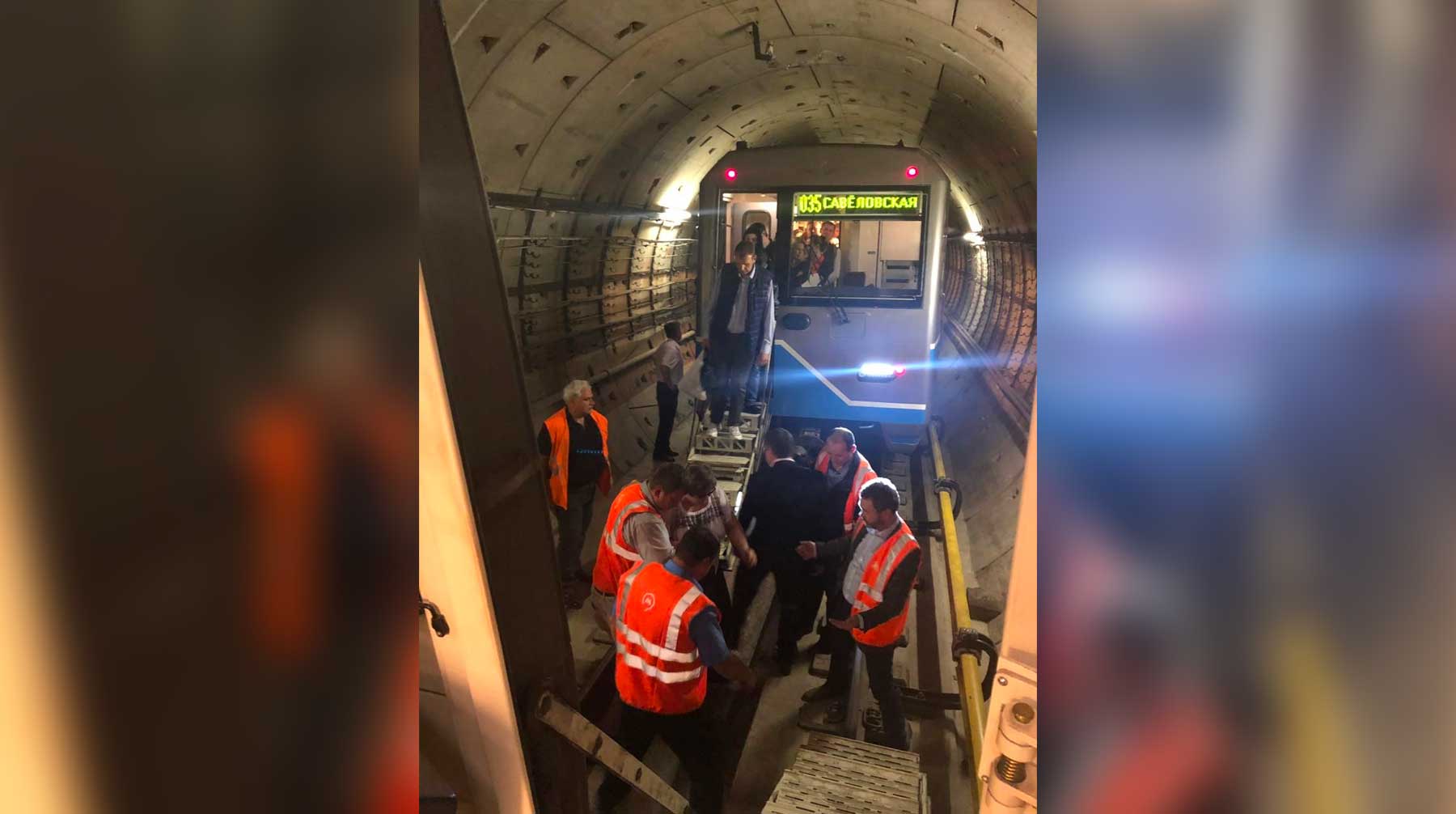 Поезд метро застрял в тоннеле