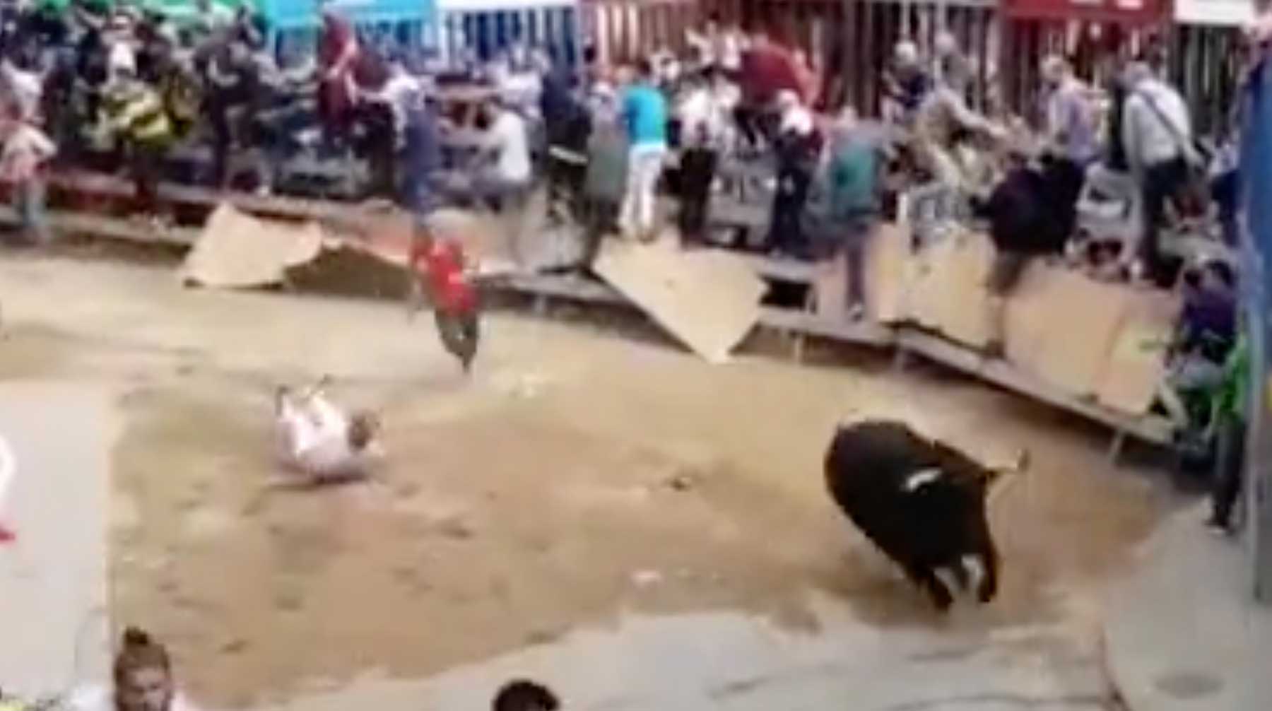 Одного из мужчин бык подкинул в воздух, затем он упал прямо под копыта несущихся быков, однако чудом остался жив undefined