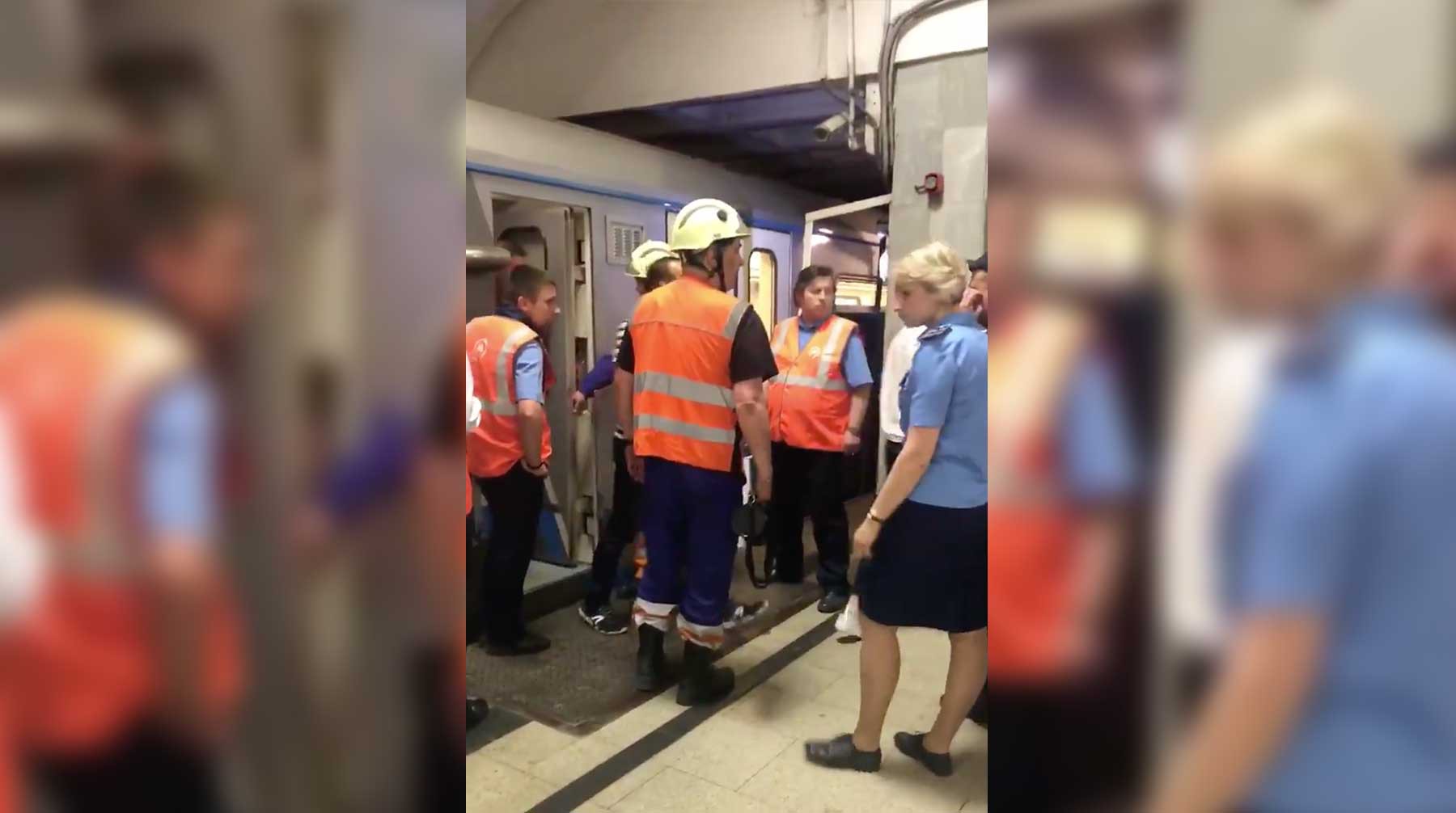 Dailystorm - Новое ЧП в московском метро: на серой ветке застряли два поезда с пассажирами