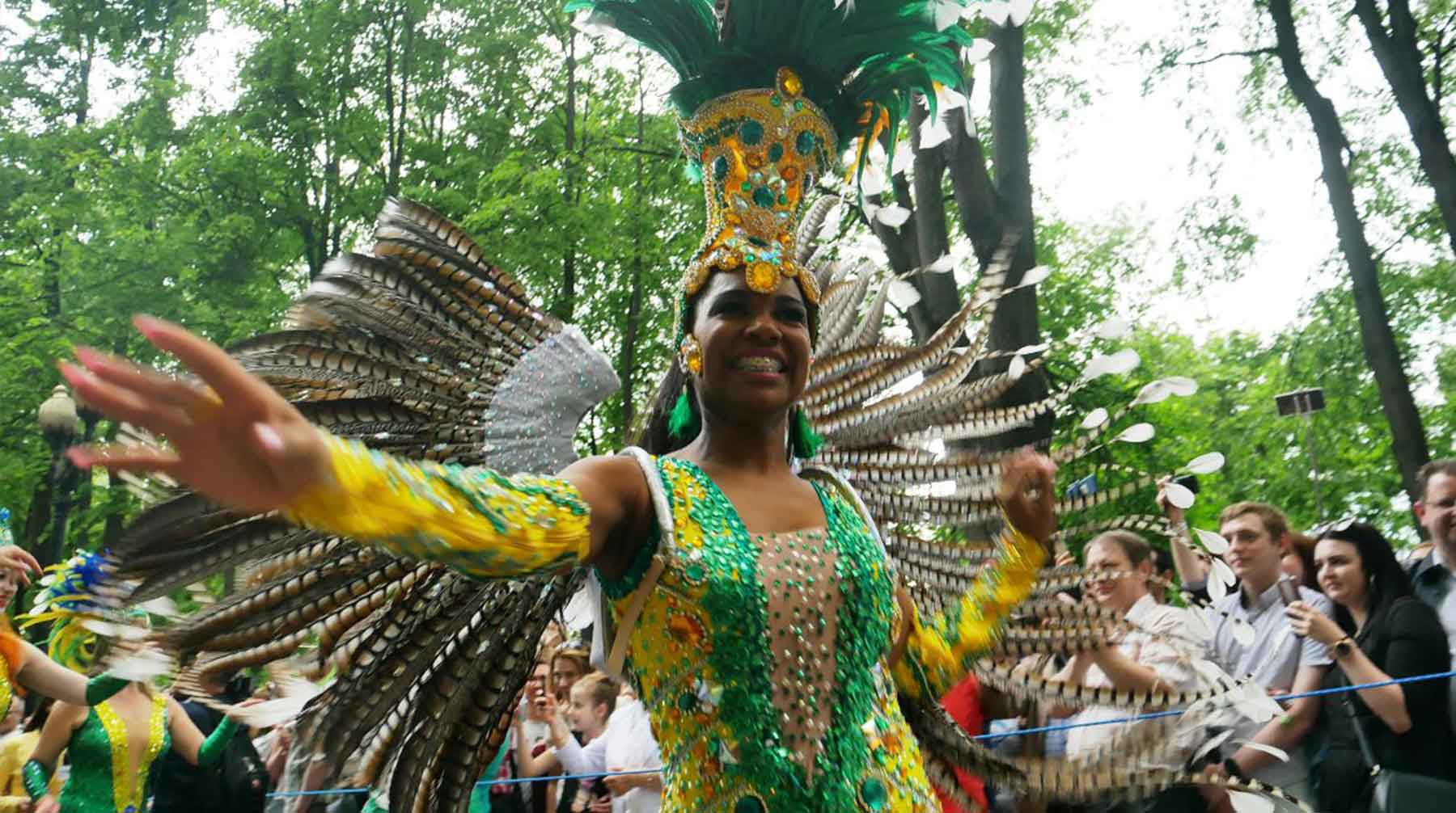 Как в Рио-де-Жанейро: В Москве завершилось настоящее карнавальное шествие