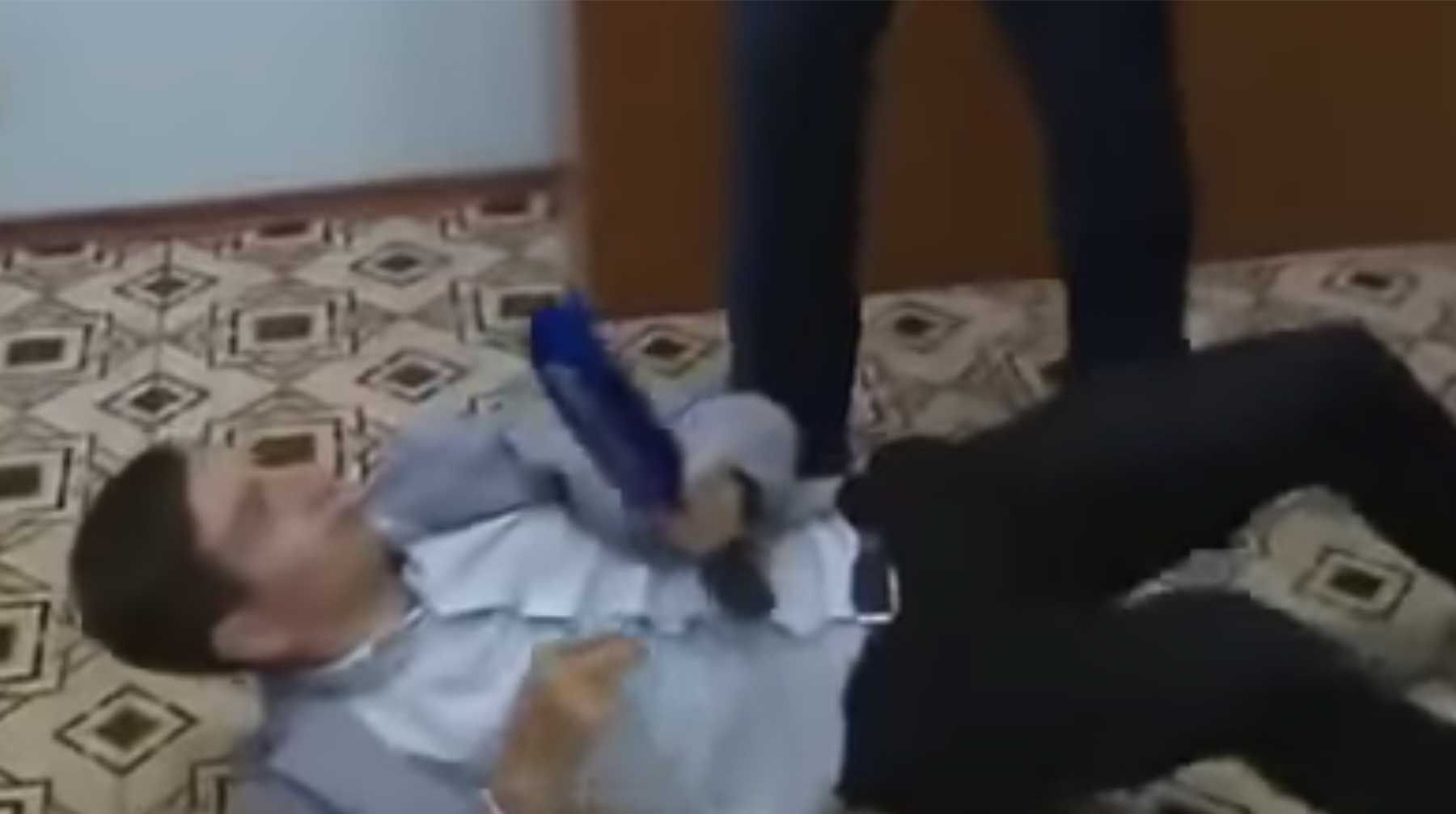 Ранее в Сети появилось видео, на котором глава Ширинского района Хакасии Сергей Зайцев напал на корреспондента «России 24» undefined