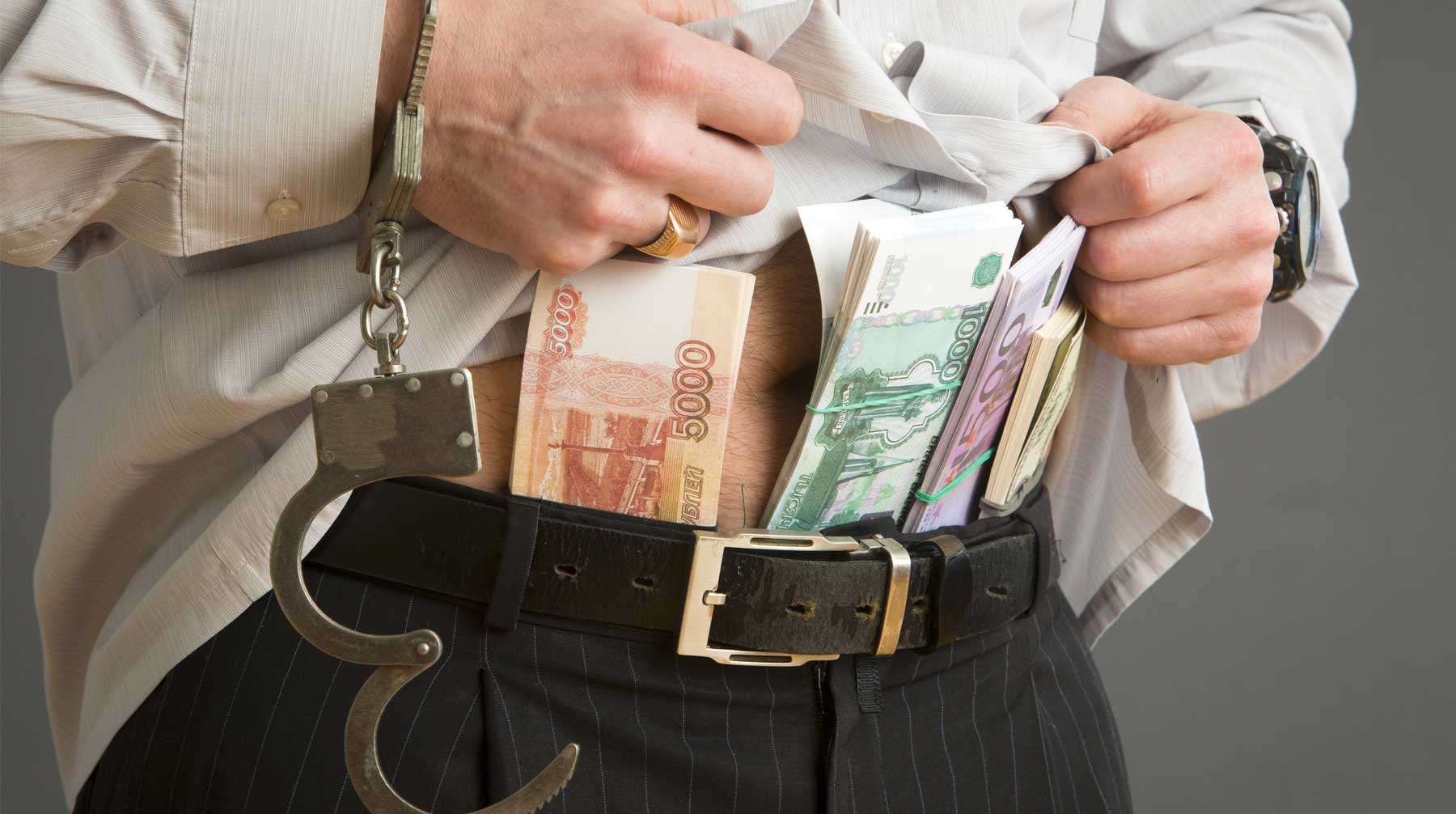В коррупции заподозрили одного из руководителей СКР, его подчиненного и адвоката из Крыма Фото: © GLOBAL LOOK press / Nikolay Gyngazov