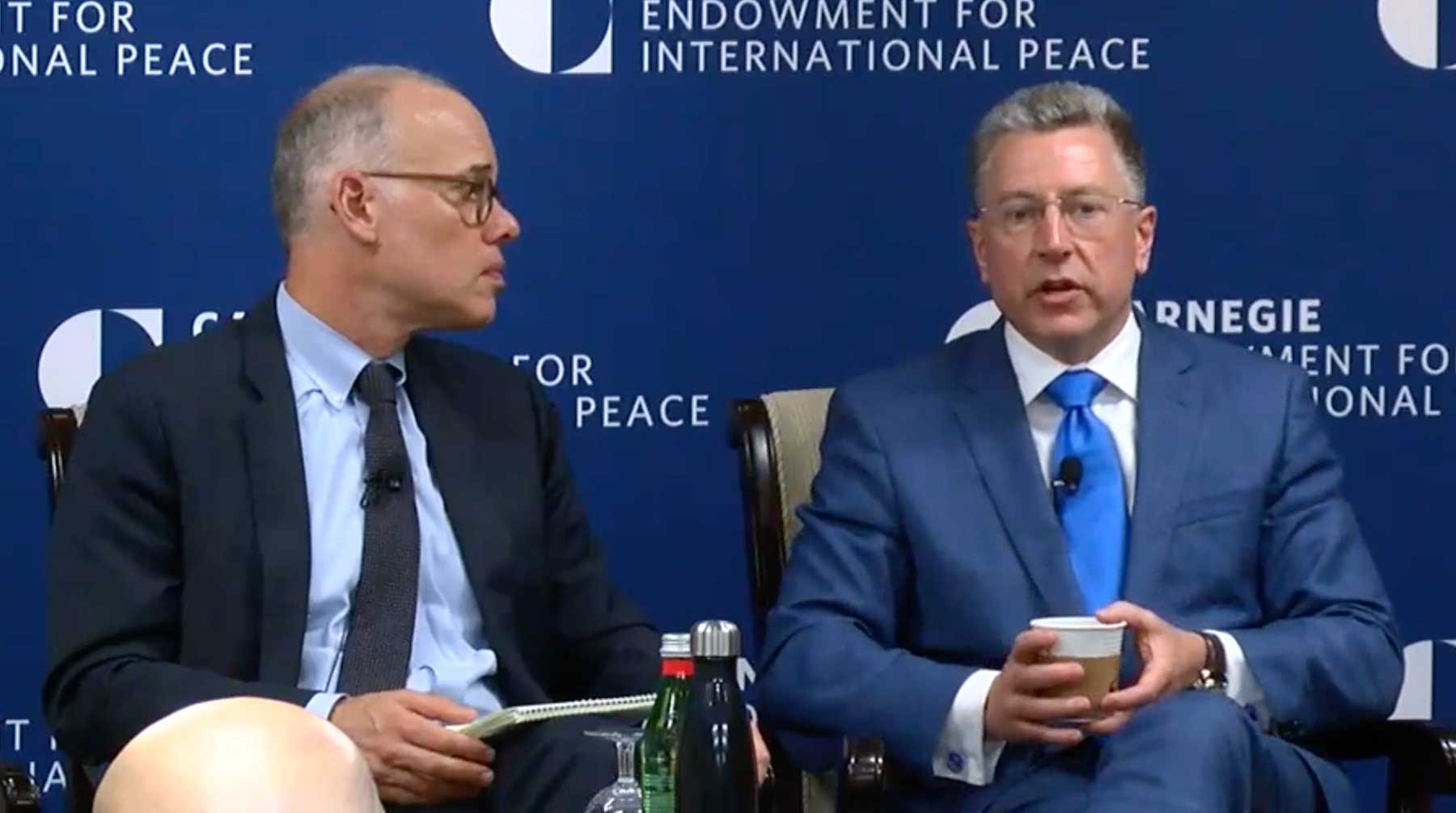 Американская сторона поддерживает политику, а не политиков, заявил спецпредставитель США на Украине Курт Волкер Курт Волкер (справа)