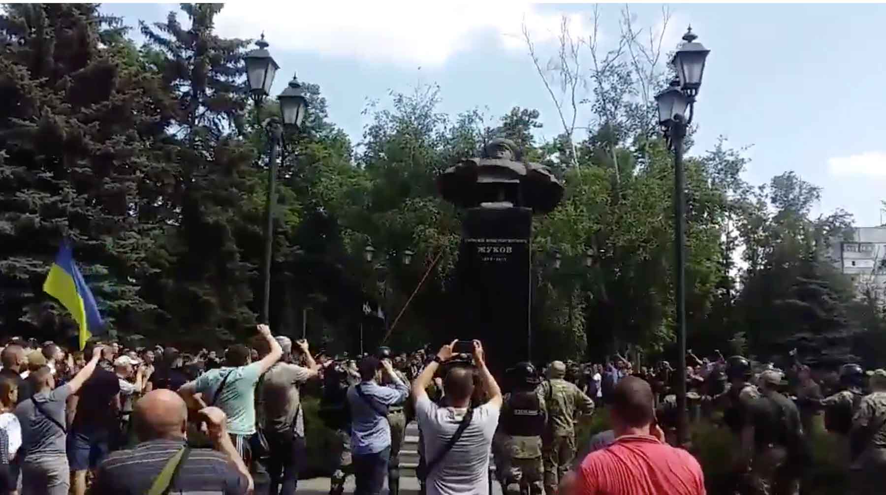 На месте памятника активисты установили украинский флаг Скриншот: © twitter.com / @StudMedia