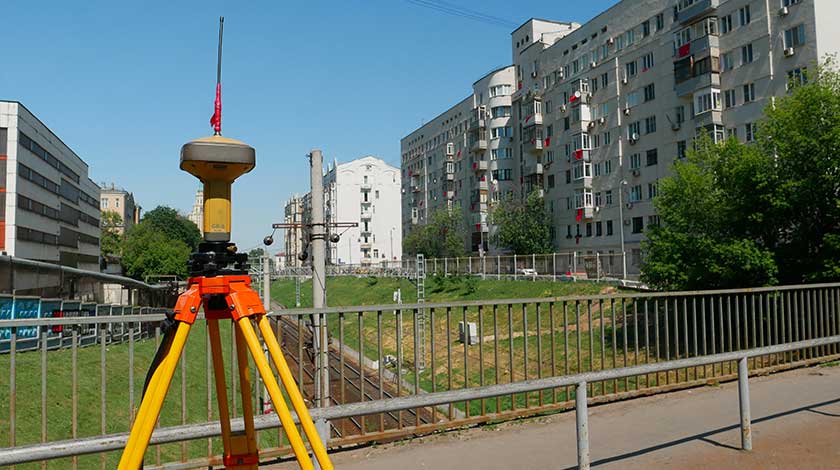 Красные флаги на окнах домов совхоз