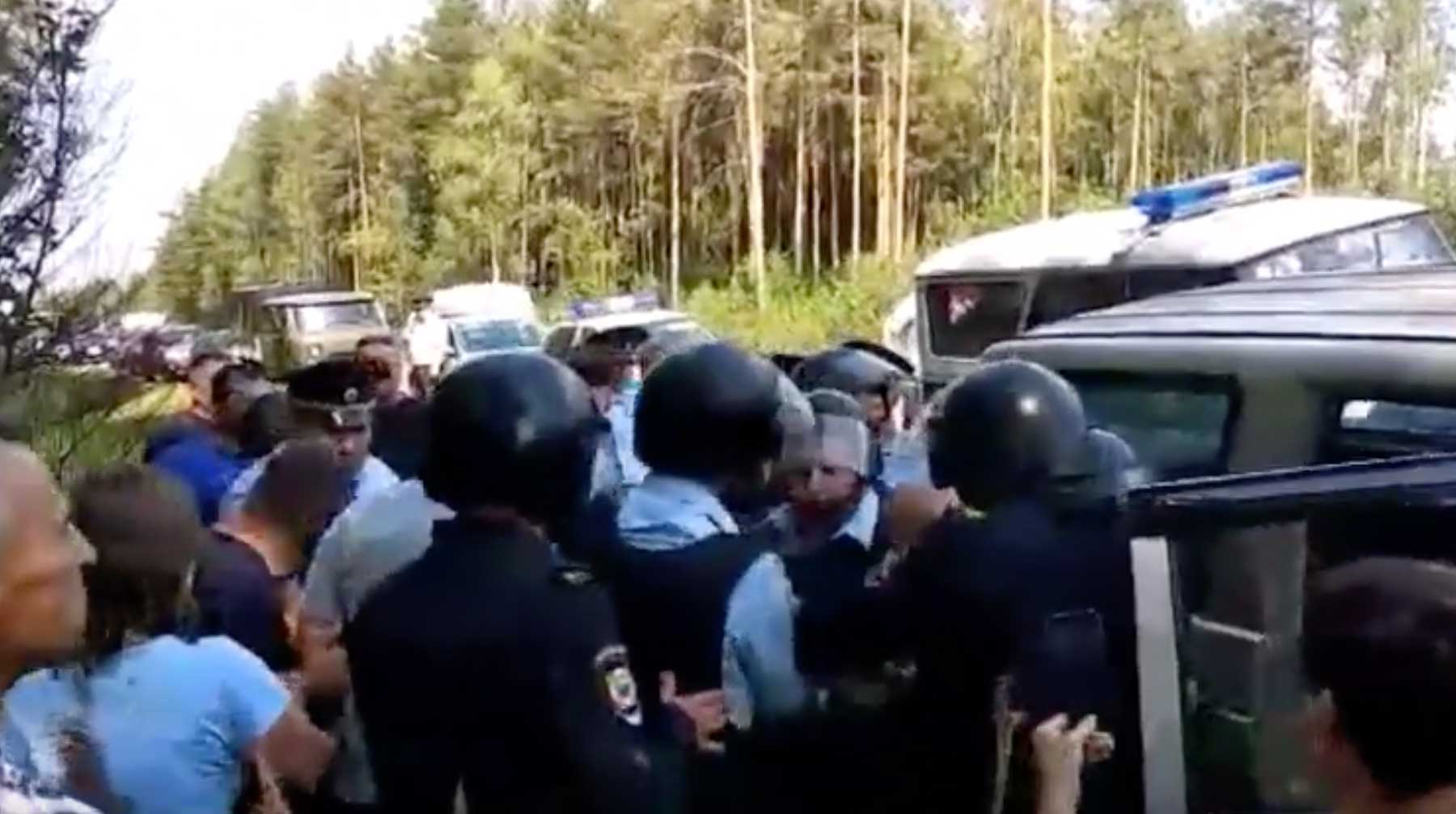 В Ликино-Дулеве в Подмосковье задержали от 13 до 16 человек Скриншот: © youtube.com / Экооборона