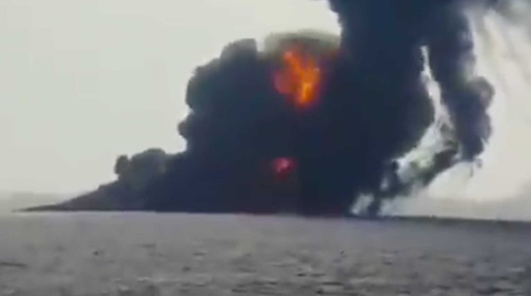 Появилось видео горящих после атаки танкеров в Оманском заливе — Daily Storm