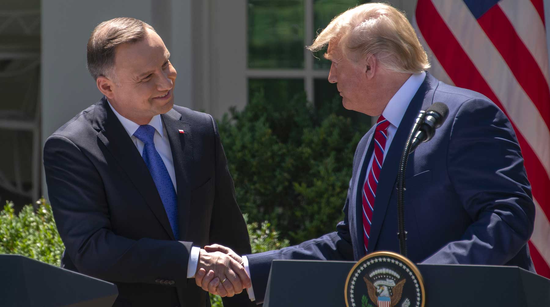 Перед подписанием декларации о сотрудничестве по обороне Дональд Трамп заявил, что его не касается состояние демократии в Польше Президент Польши Анджей Дуда и президент США Дональд Трамп