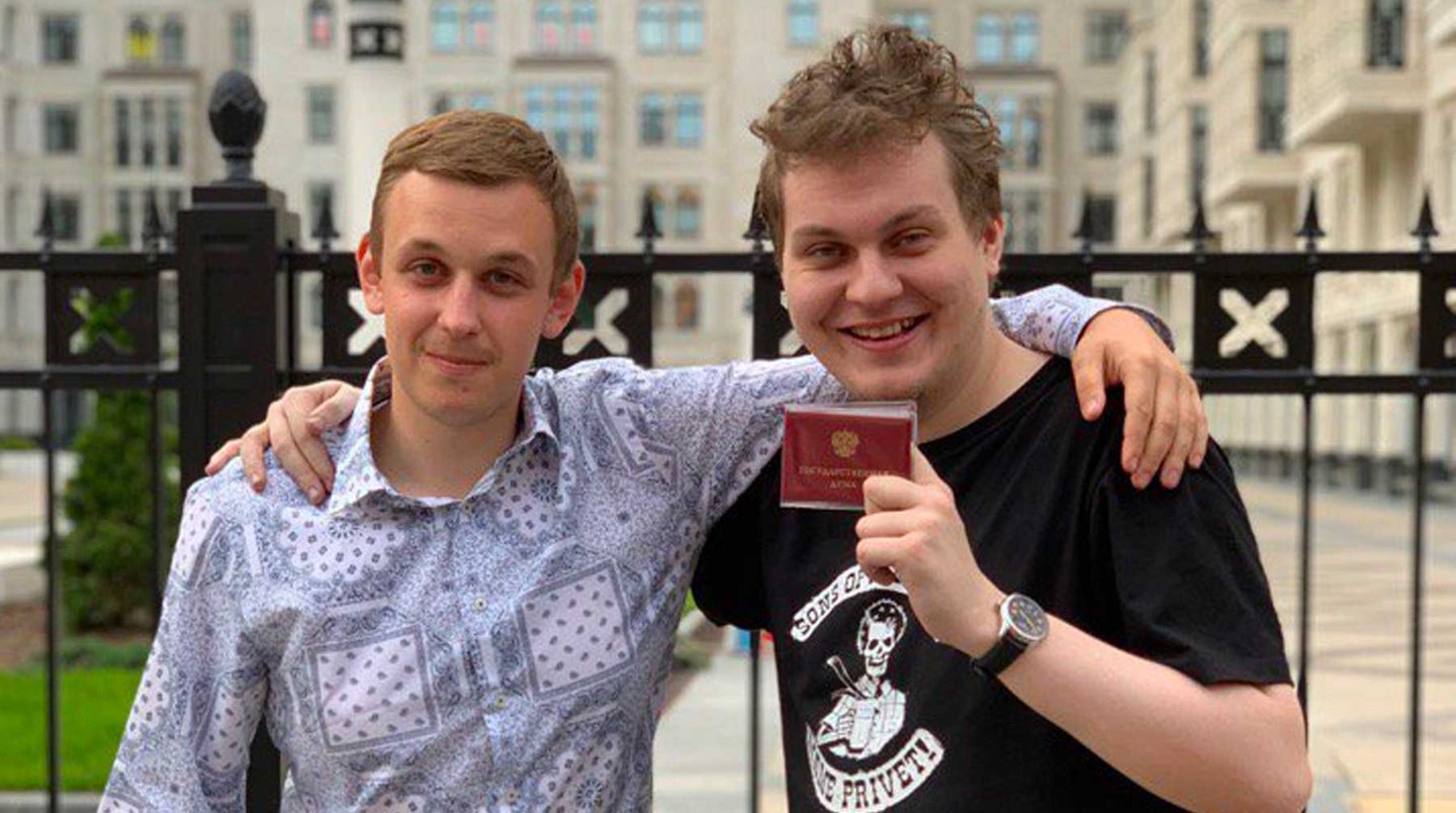 С травматическим оружием преподаватели не останутся беззащитными при нападениях на школы, пояснил новый помощник Василия Власова Василий Власов и Юрий Хованский