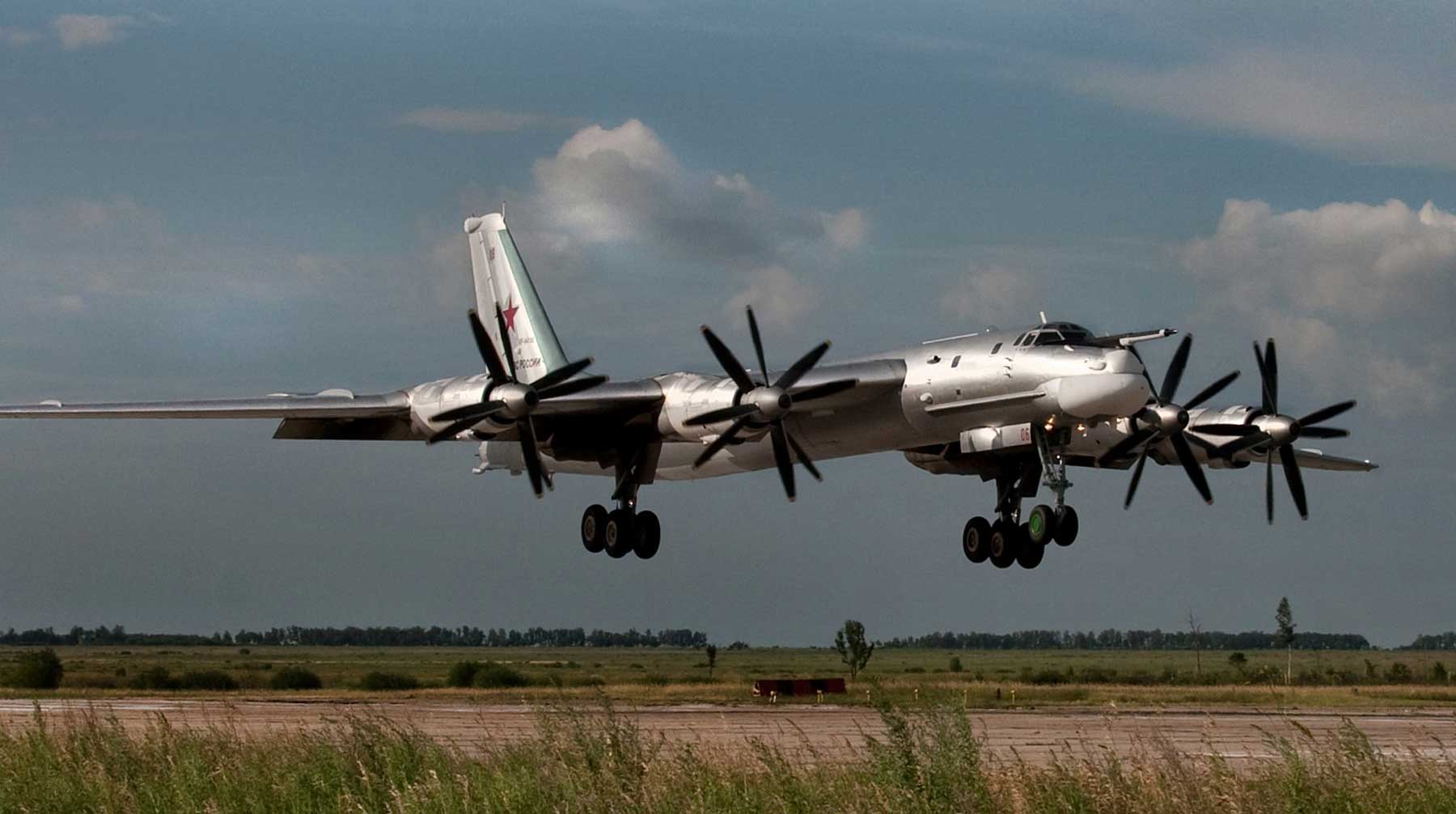 В свою очередь Минобороны Японии направит России представление, чтобы в будущем «такие происшествия больше не повторялись» Ту-95МС