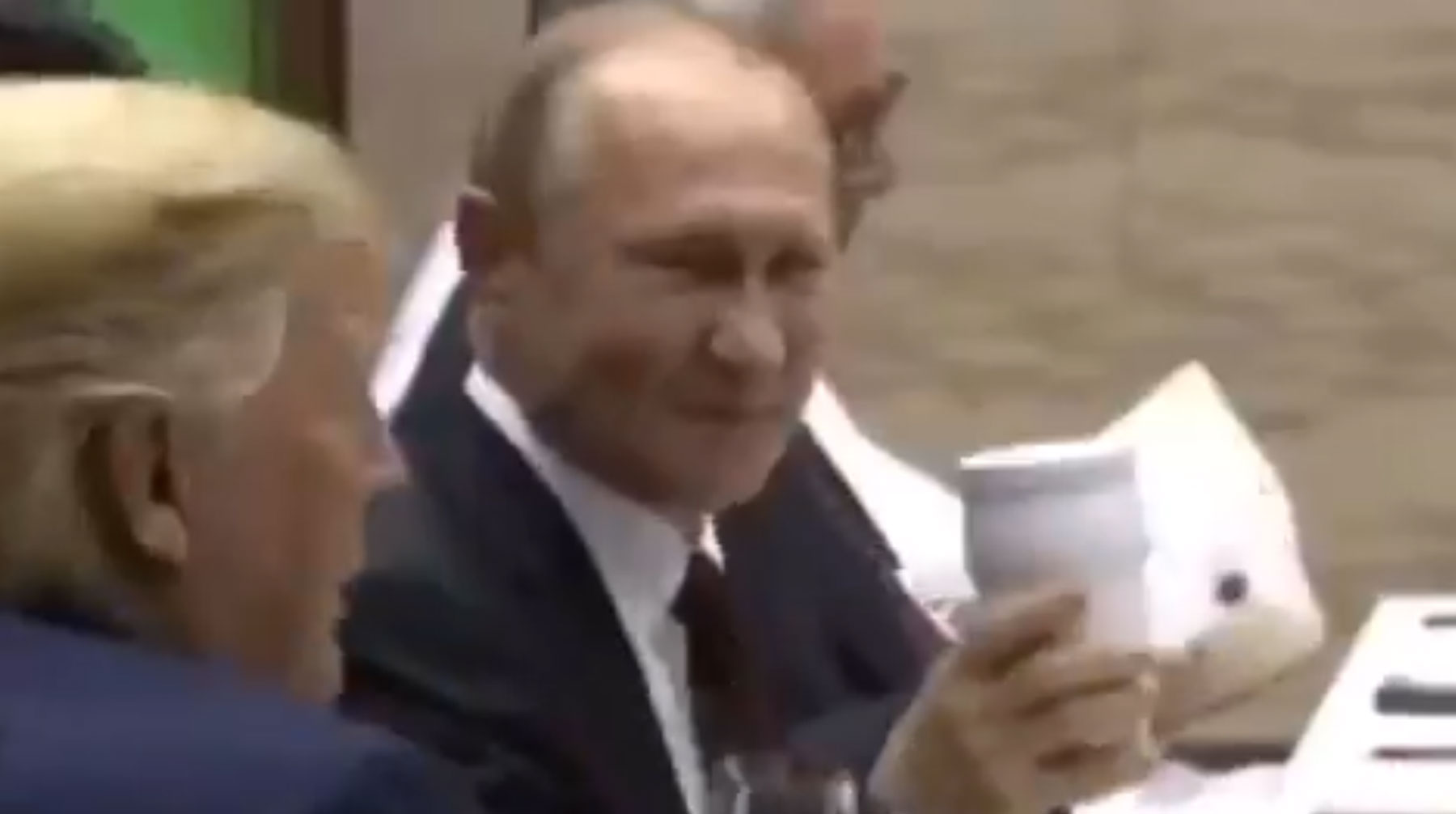 Пресс-секретарь президента РФ Дмитрий Песков пояснил, что в этой емкости у главы государства был чай Скриншот: © Kremlin Pool