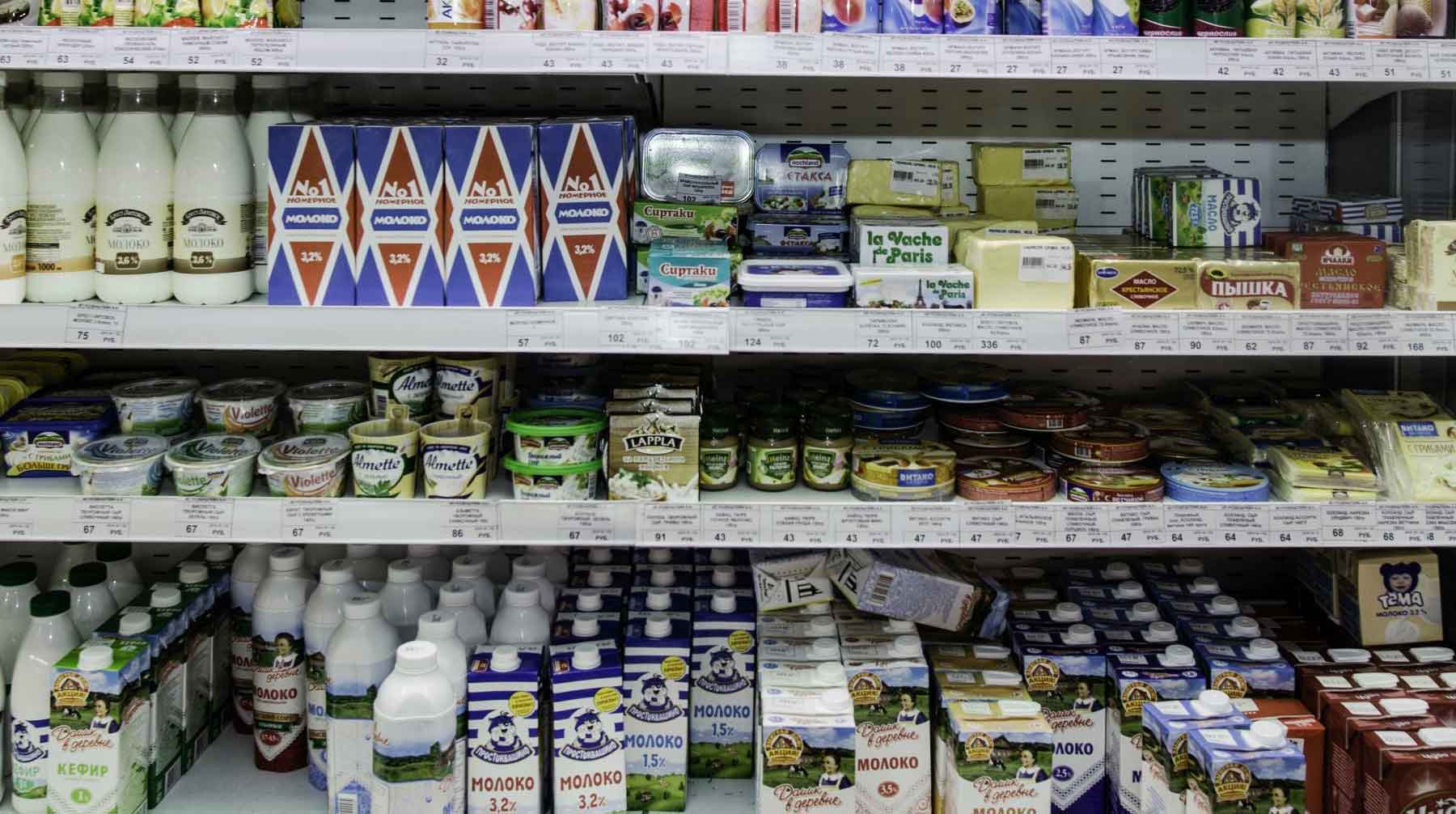 В ближайшее время эксперты Роскачества проверят, стоят ли продукты без заменителя молочного жира на отдельных полках Фото: © GLOBAL LOOK press / Alexei Gyngazov