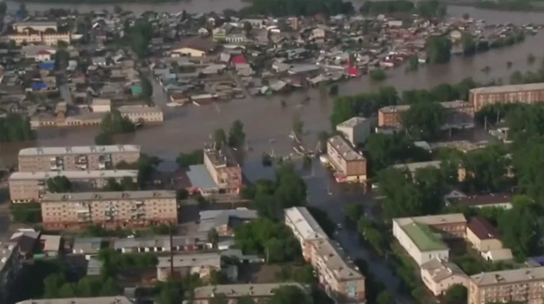 По последним данным, в результате наводнения в регионе погибли 16 человек Скриншот: © youtube.com / BBC News - Русская служба