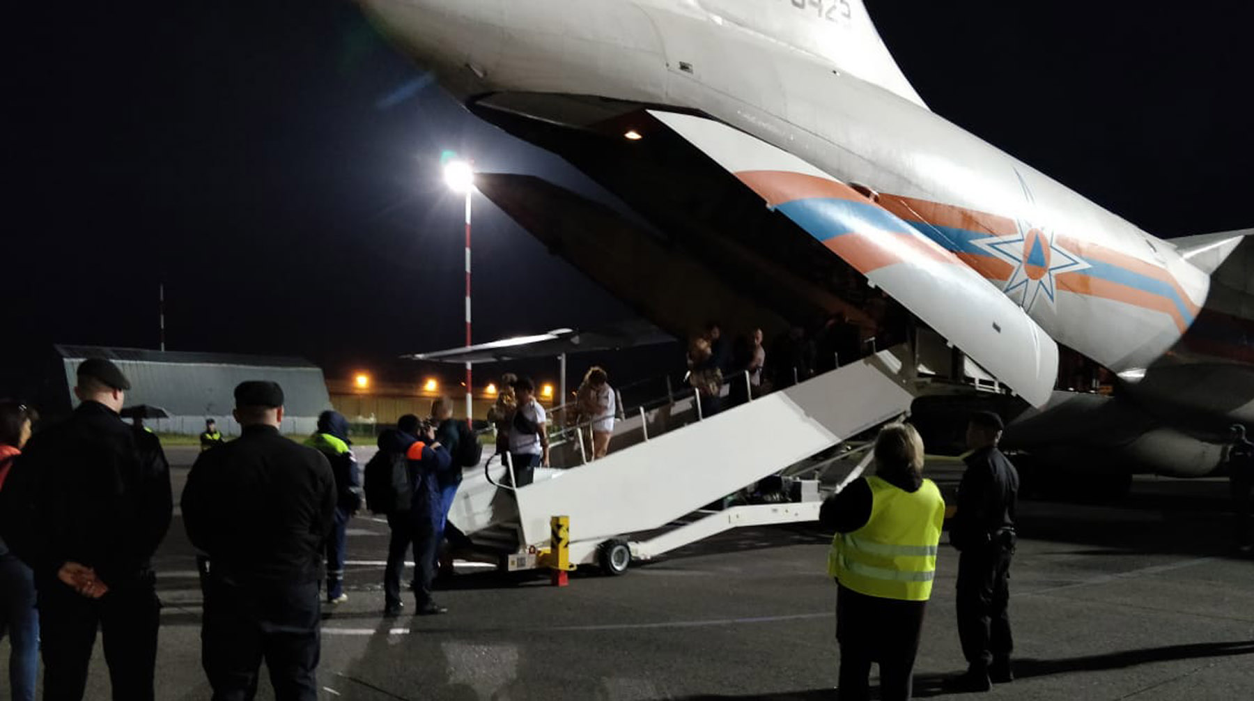 Самолет МЧС с десятками юных пассажиров на борту приземлился в аэропорту Жуковский undefined