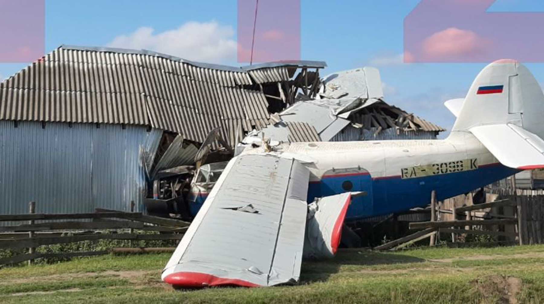 По предварительной информации, травмы получили пилот и трое жильцов, разрушилась половина дома Фото: © telegram / 112