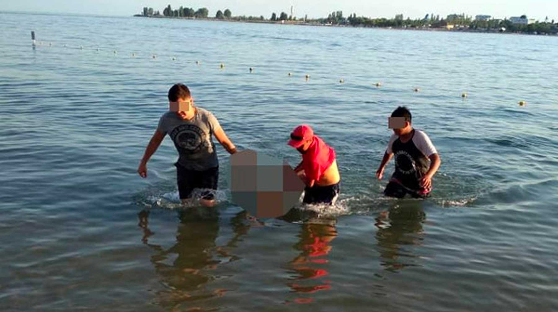Dailystorm - Четверо взрослых и трое детей погибли в результате ЧП на диком пляже в Якутии