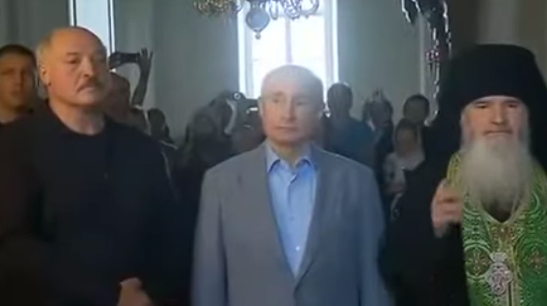 Российский лидер приложился к святыне и перекрестился, в то время как белорусский президент просто поклонился Скриншот: © Россия 24