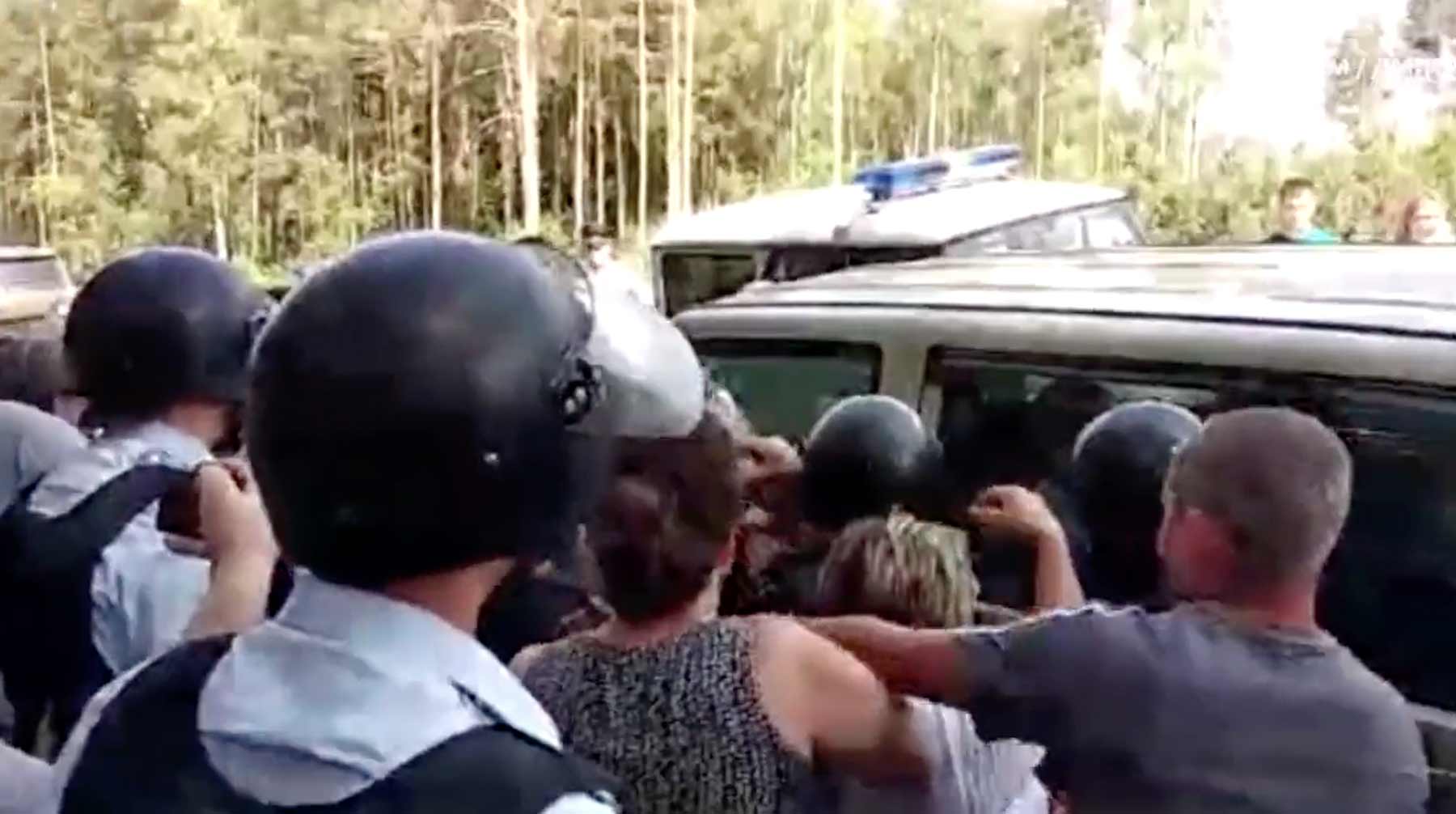По словам местной жительницы, от действий силовиков пострадали пять человек,  восемь жителей задержали undefined