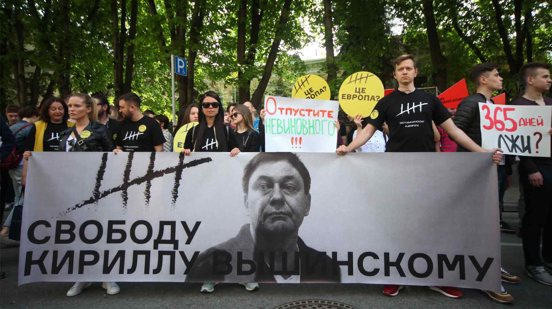 Президент Украины также требует освободить без обмена украинских моряков, задержанных в РФ за нарушение границы Фото: © Агенство Москва
