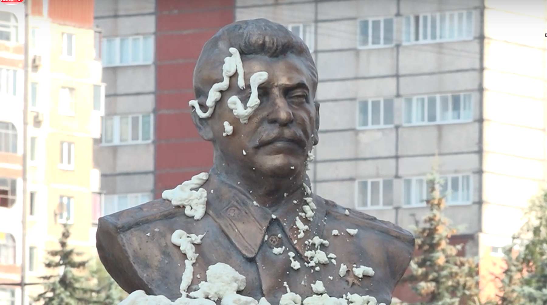 Неизвестные пытались взорвать дверь и залили пеной памятник Сталину Кадр: © КПРФ Липецкая область