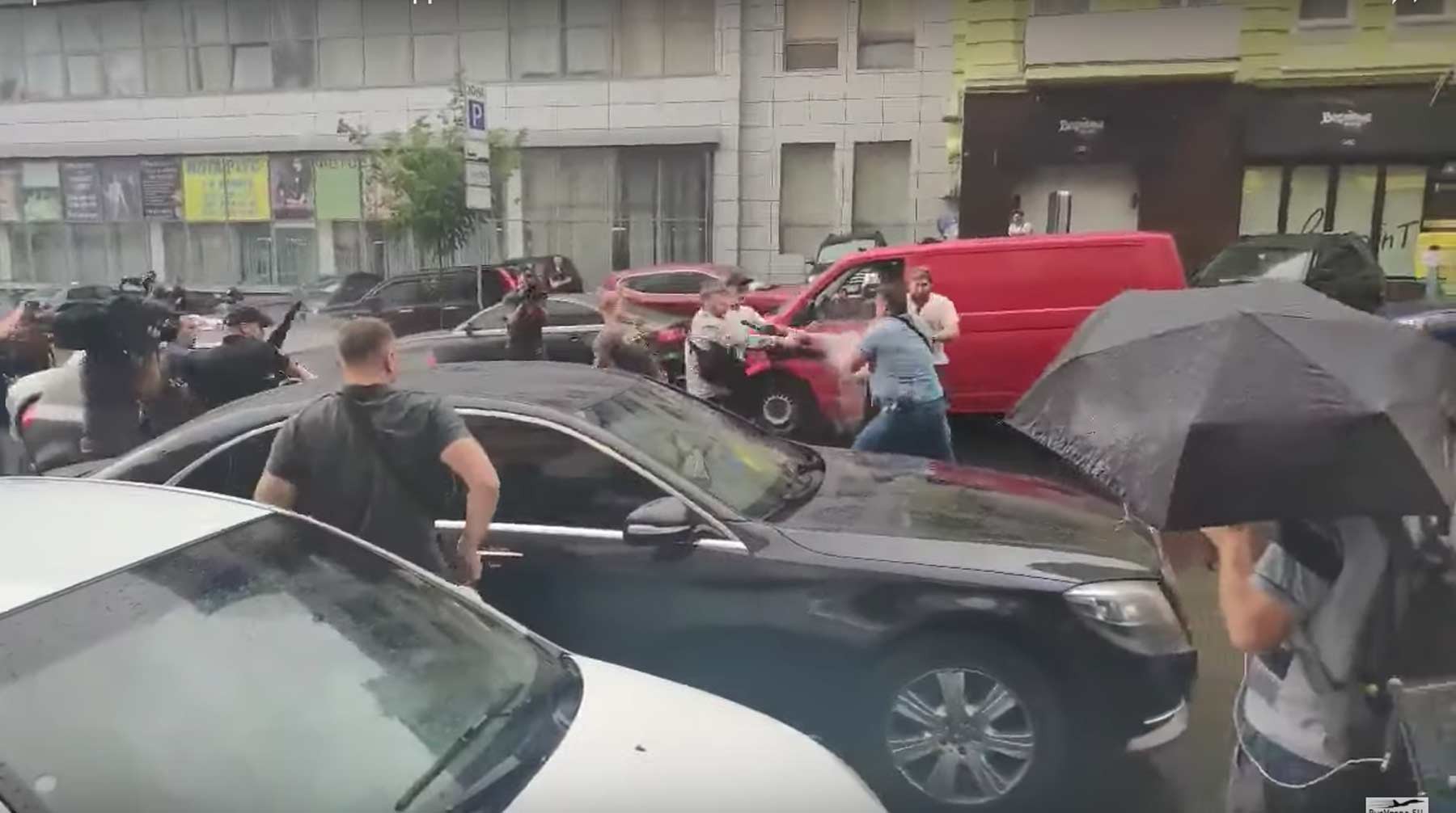 Dailystorm - Автомобиль с Порошенко атаковали после допроса в Киеве — видео