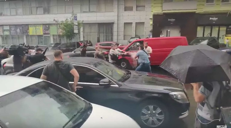 Автомобиль с Порошенко атаковали после допроса в Киеве — видео — Daily Storm