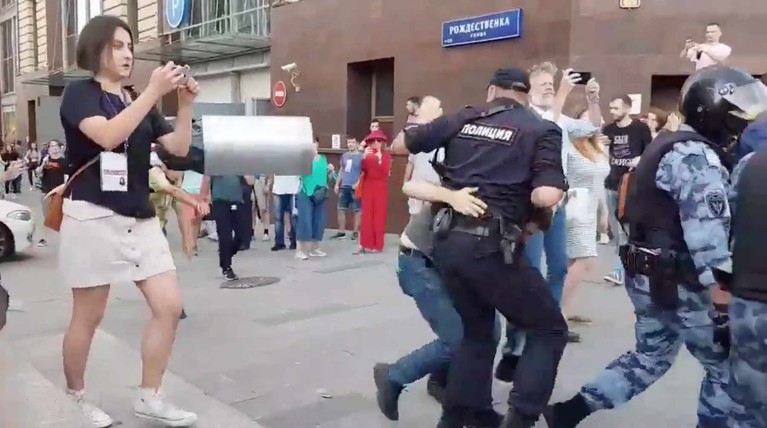 На участника митинга 27 июля, швырнувшего бак в омоновца, завели уголовное дело — Daily Storm