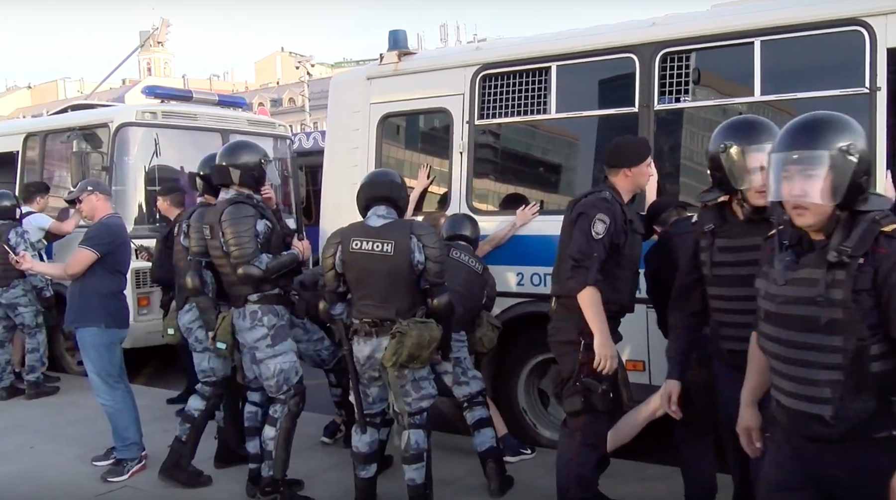 Dailystorm - Суд арестовал участника митинга в Москве за брошенный в омоновца мусорный бак