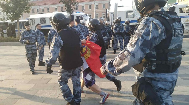 «Допускай»: несогласованная акция у мэрии Москвы завершилась массовыми задержаниями — Daily Storm