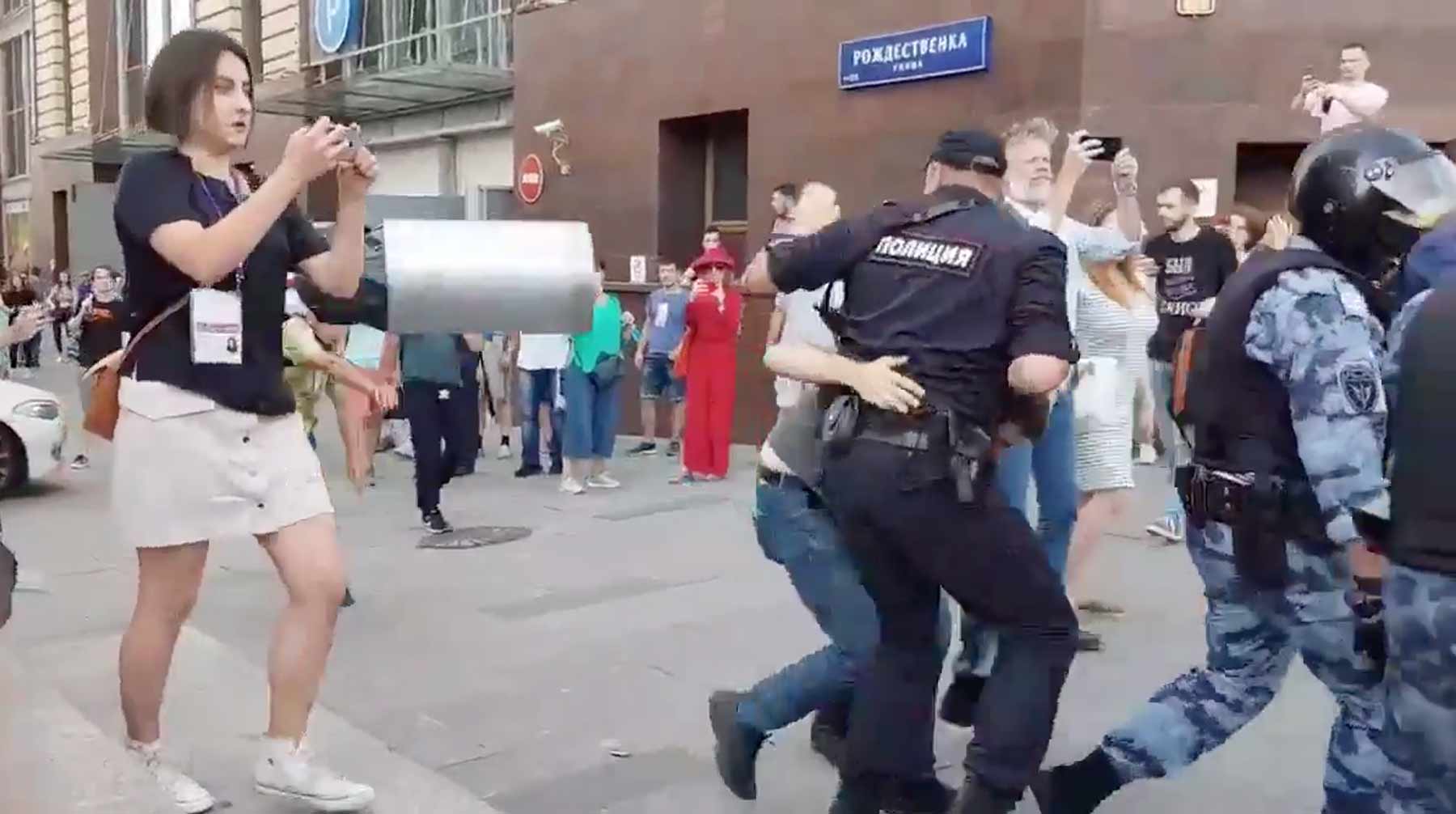 Задержанному в Москве мужчине инкриминируют насилие в отношении представителя власти, ему грозит до пяти лет Кадр: © youtube / The Village