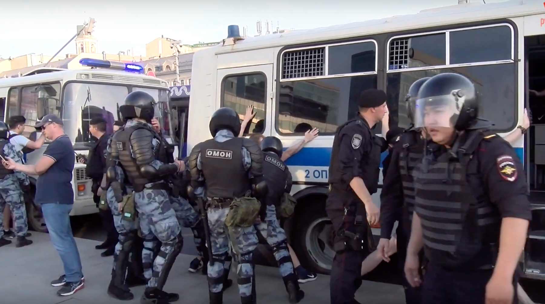 Правоохранители расследуют факты насилия в отношении представителей власти Кадр: © youtube / Рупор Москвы