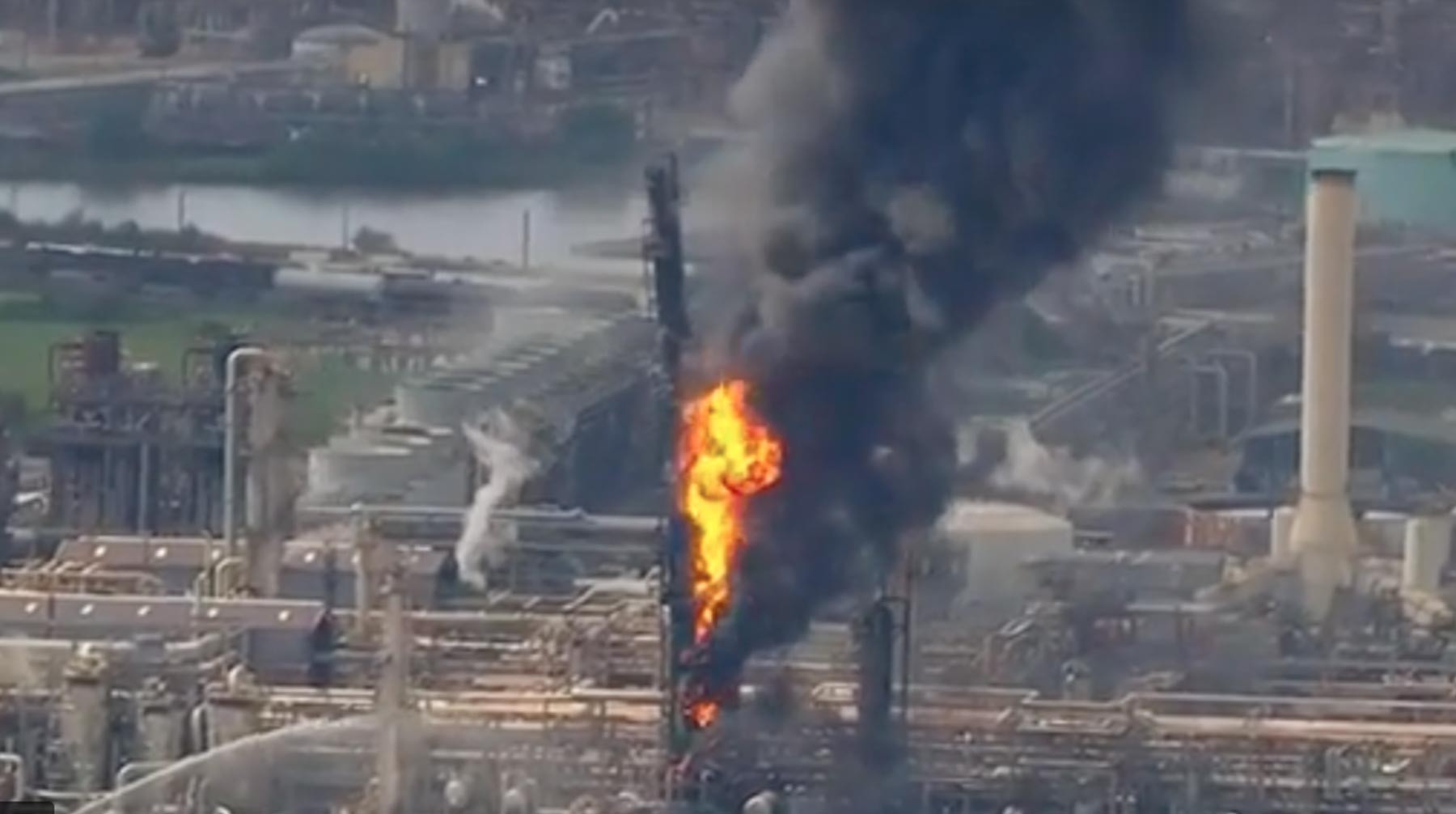 Dailystorm - В результате пожара на нефтезаводе в Техасе пострадали 37 человек