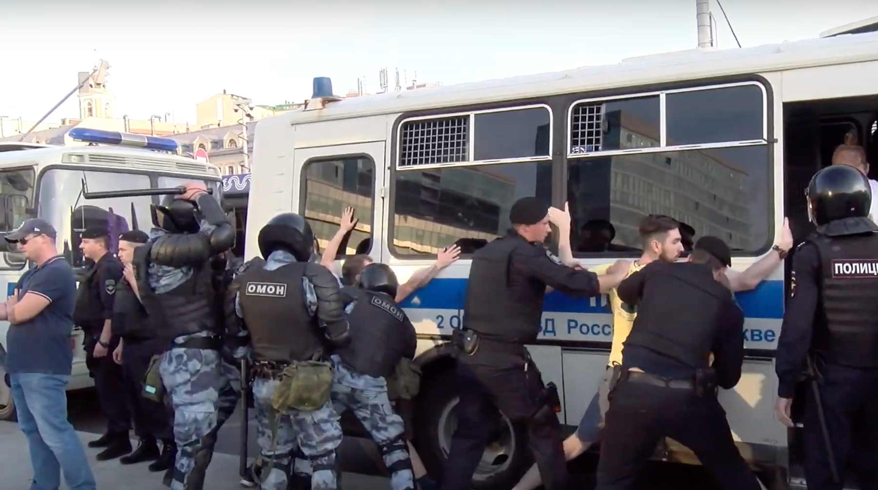 Большинство опрошенных москвичей также согласны с позицией властей Кадр: © youtube / Рупор Москвы