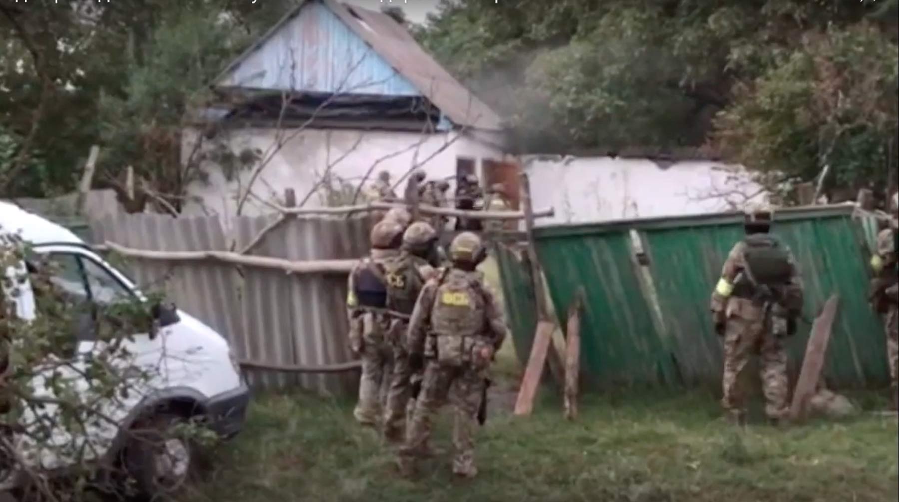 С места боестолкновения сотрудники ФСБ изъяли карабин, гранаты и самодельное взрывное устройство Кадр: © youtube / Кавказ Пост