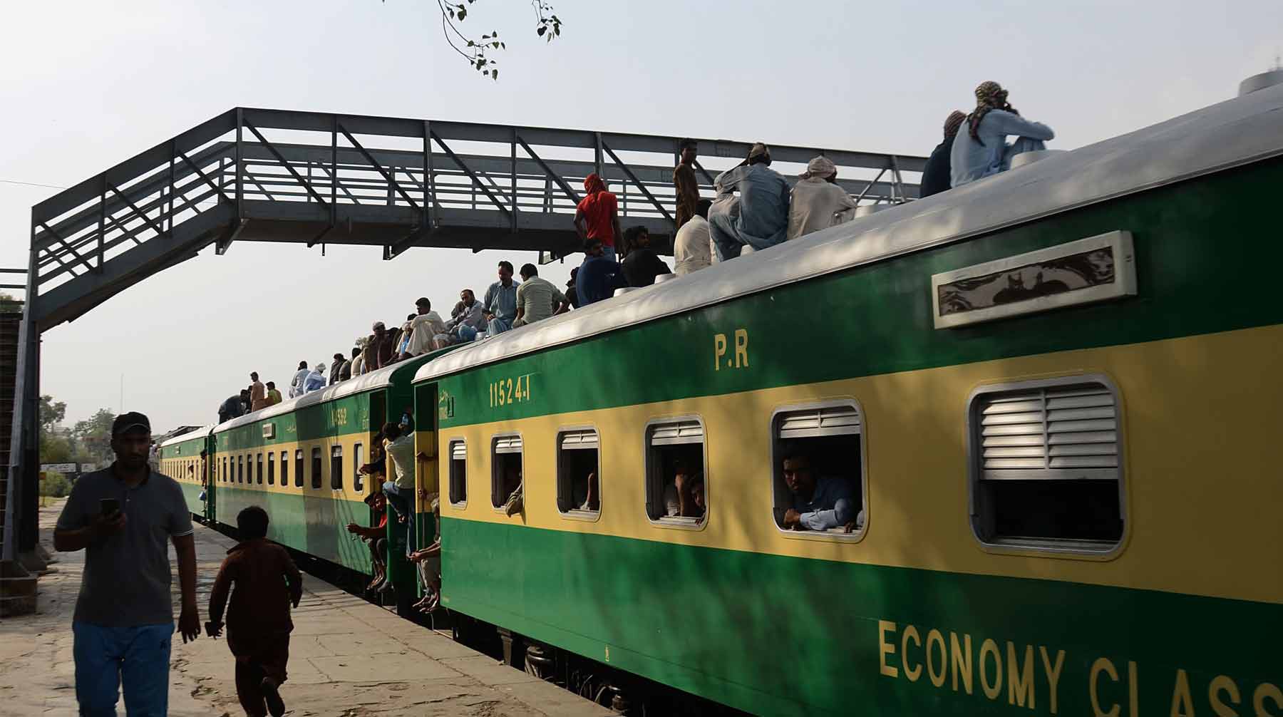 Dailystorm - Пакистан приостановил железнодорожное сообщение с Индией и предупредил об угрозе войны