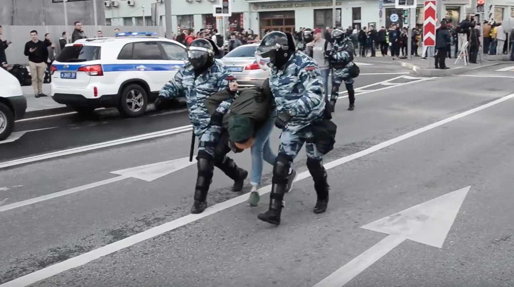 Задержания начались на несанкционированной акции после официального окончания мероприятия Кадр: © youtube / Радио Свобода